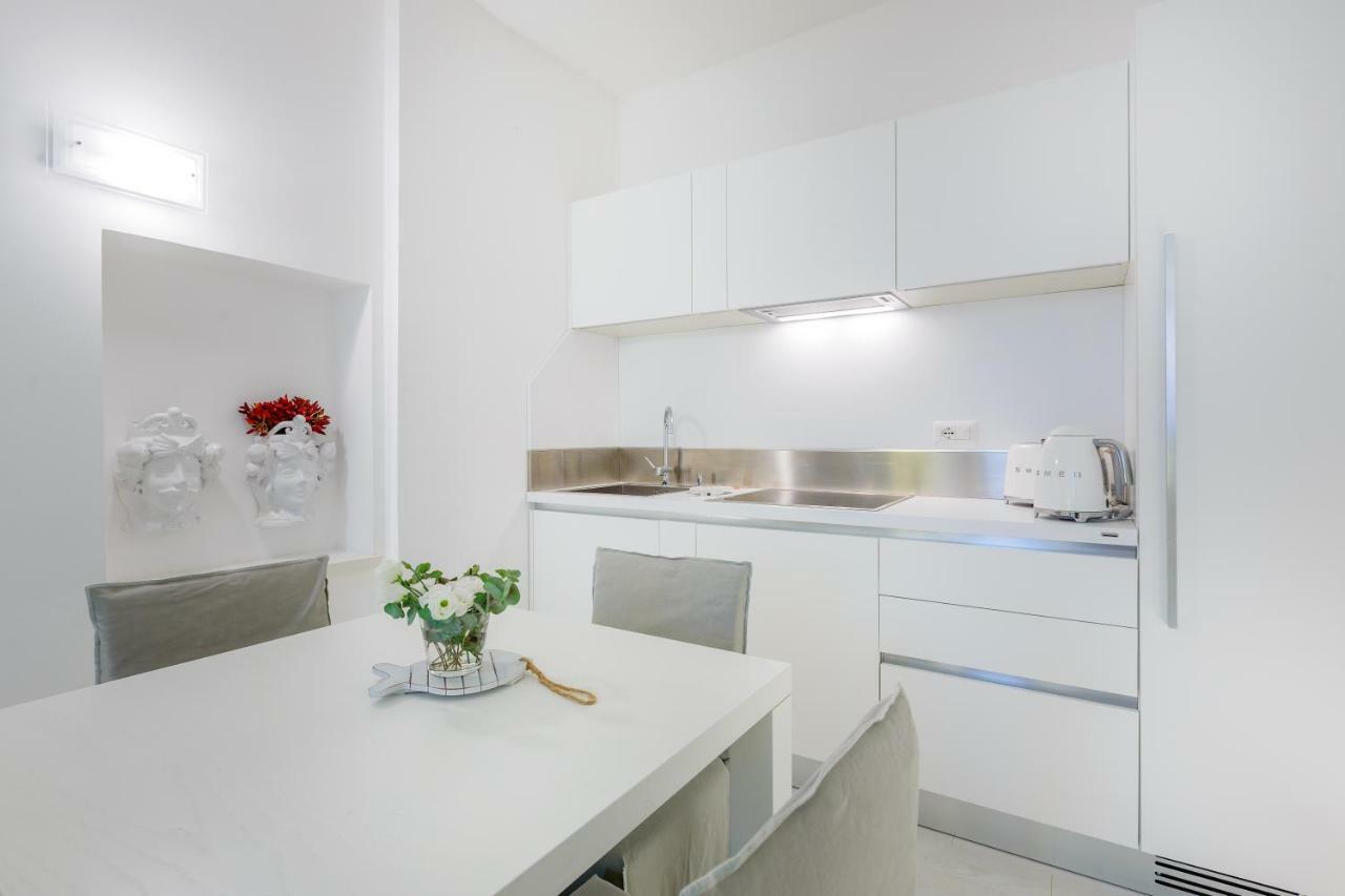 White Stylish Apartments ヴィーコ・エクエンセ エクステリア 写真
